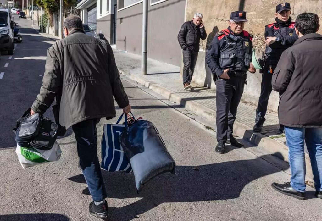 Divarian-de-Cerberus-de-la-familia-Aznar-Botela-desahucian-a-Zhora-y-Abdul-2