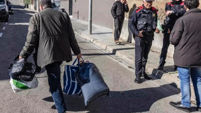 Divarian-de-Cerberus-de-la-familia-Aznar-Botela-desahucian-a-Zhora-y-Abdul-2