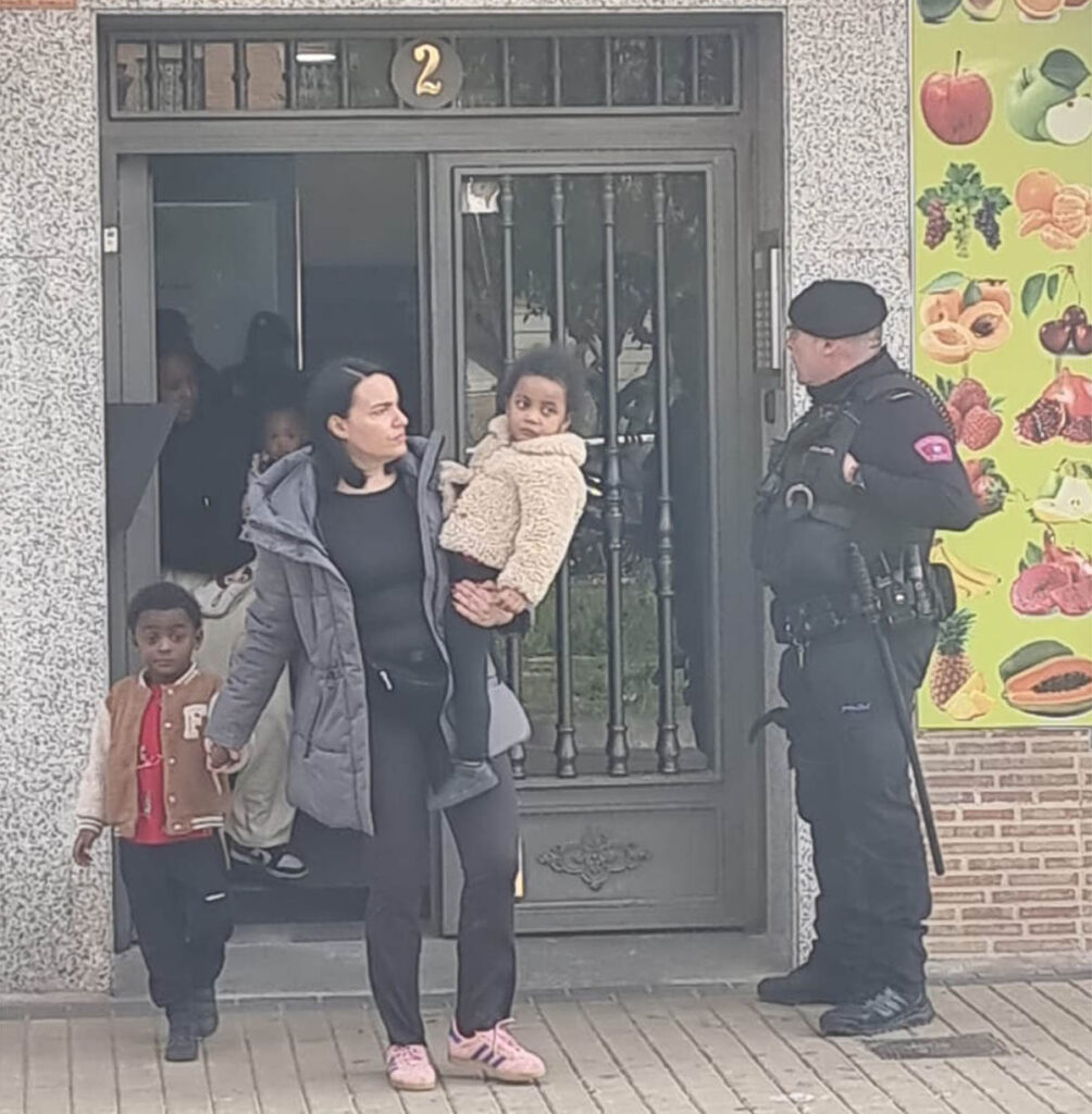 Desahucio-familia-calle-Lezo-mafiosos-global-sauco-nota copia