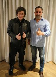 Santiago-abascal-con-el-loco-aregentino-de-la-motosierra-