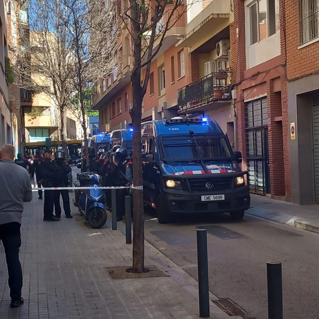 Mercenarios-de-promontoria-coliseum-real-estate-desahuciando-a-olga-de-hospitalet-3