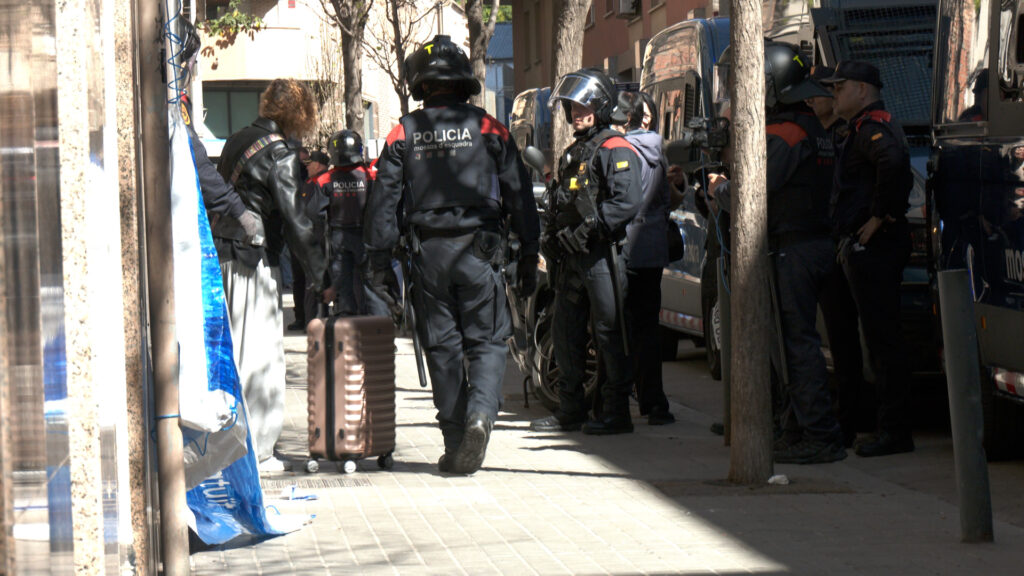 Mercenarios-de-promontoria-coliseum-real-estate-desahuciando-a-olga-de-hospitalet-4