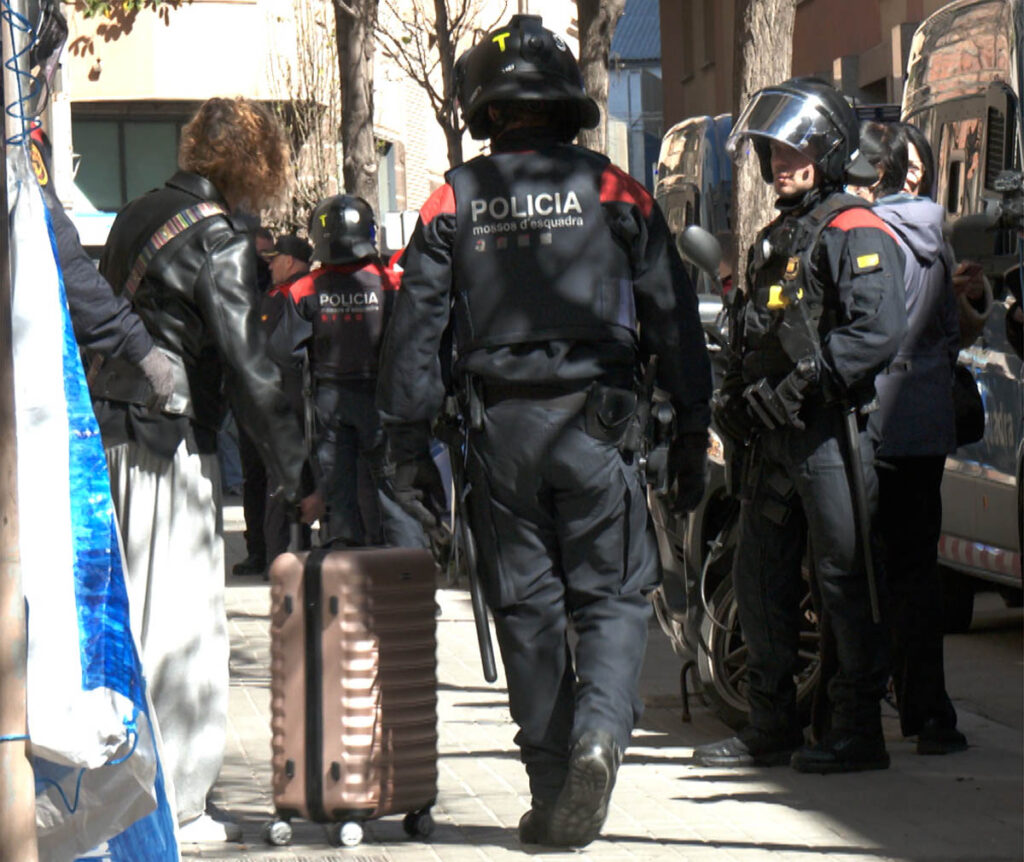 Mercenarios-de-promontoria-coliseum-real-estate-desahuciando-a-olga-de-hospitalet-4-copia