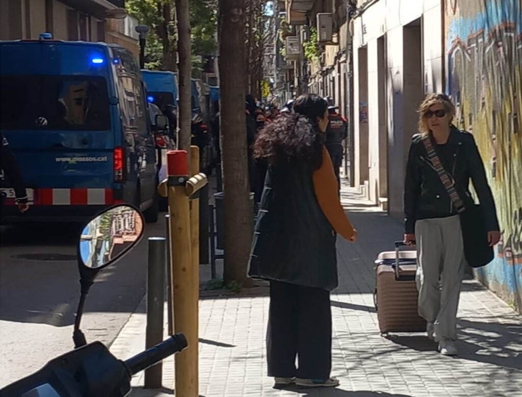 Mercenarios-de-promontoria-coliseum-real-estate-desahuciando-a-olga-de-hospitalet- copia