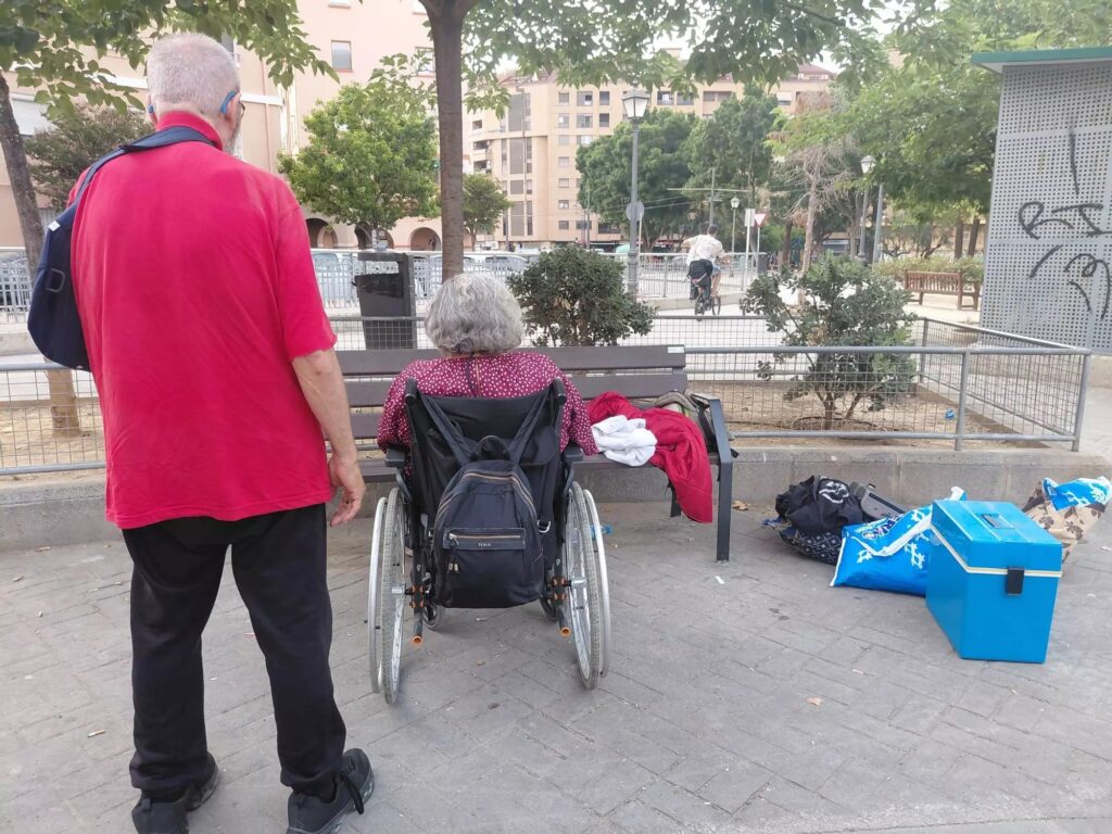 Herminia-76-años-una-semana-durmiendo-en-una-silla-de-ruedas-en-un-parque-de-València