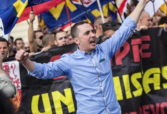 Portavoz-de-la-fascista-Democracia-Nacional-amenaza-con-ir-a-la-Puerta-del-Sol-a-echar-a-los-acampados-a-patadas-