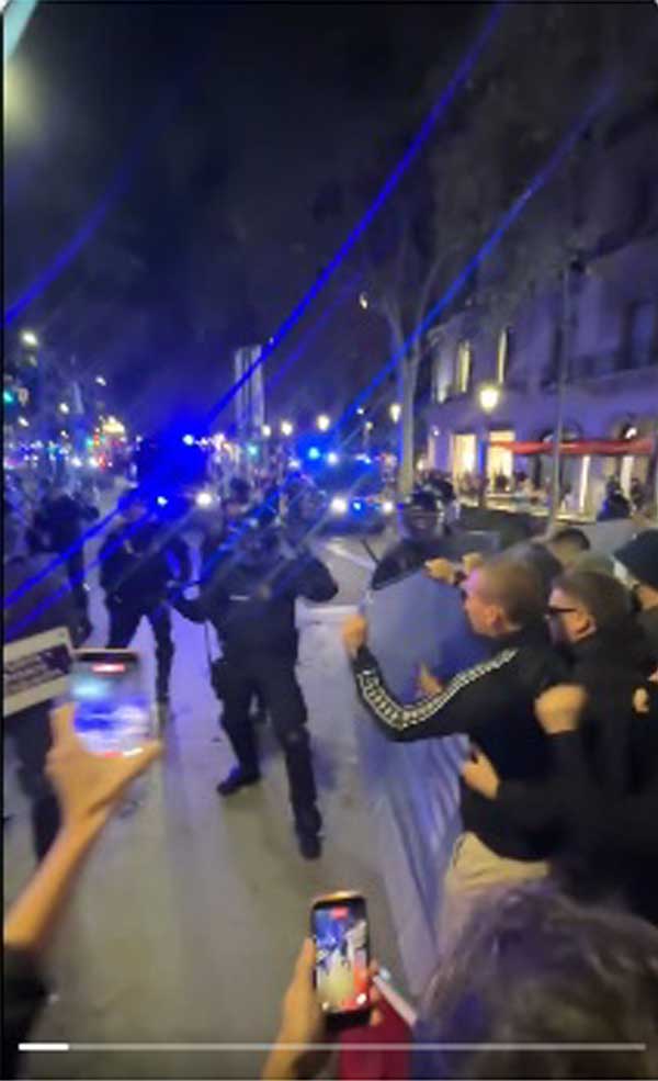 Agresividad-por-parte-de-los-Perros-de-Cuadra-contra-los-manifestantes-em-Barcelona