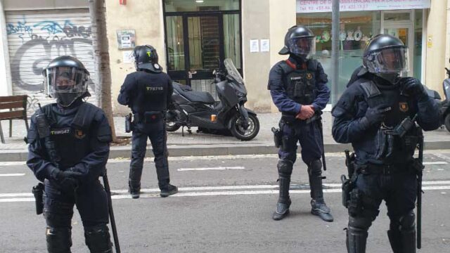 Dispositivo-policial-para-ejecutar-el-desahucio-de-Ghariba-en-el-barrio-del-Clot-de-Barcelona-3