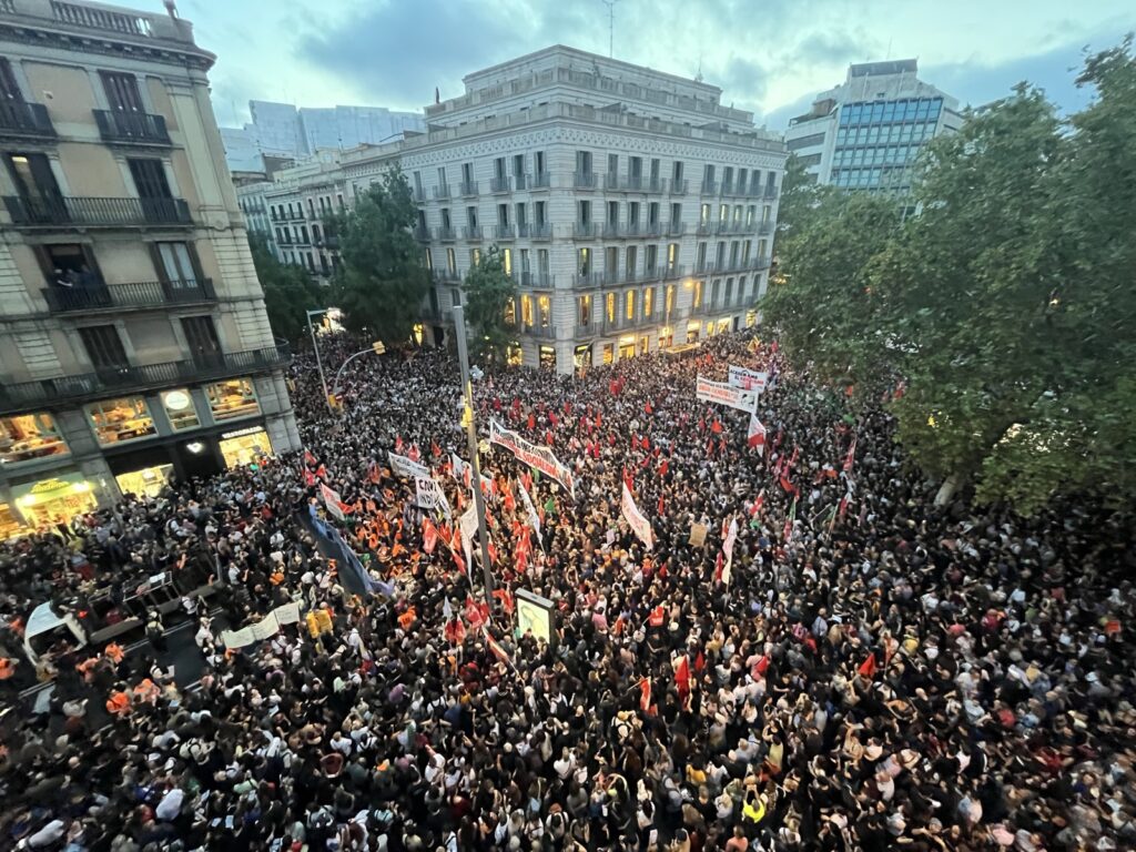 Miles-de-personas-en-la-manifestación-por-el-derecho-a-la-vivienda-claman-por-acabar-con-la-especulación.