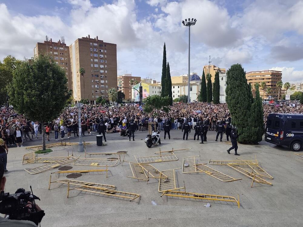 Miles-de-personas-en-la-manifestacion-reprimida-por-la-policia-